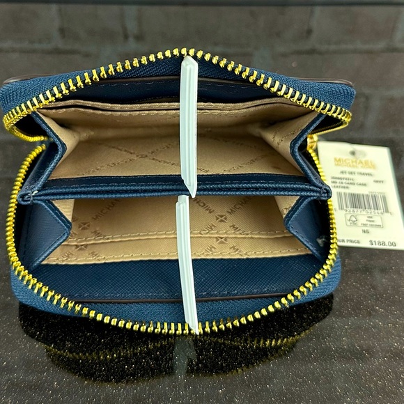 MICHAEL KORS JET SET TRAVEL LEATHER MEDIUM ZIP AROUND CARD CASE WALLET BAG $188 - Picture 4 of 5